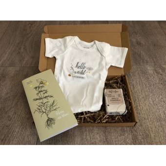 Brievenbuspakketje met rompertje, zeep voor de baby en bloemzaadjes kaart.