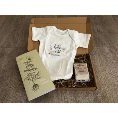Brievenbuspakketje met rompertje, zeep voor de baby en bloemzaadjes kaart. Brievenbuspakketje met rompertje, zeep voor de baby en bloemzaadjes kaart.