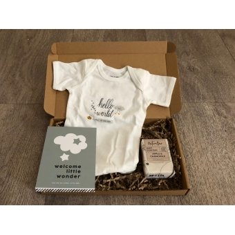 Brievenbuspakketje met rompertje, zeep voor de baby en blauwe kaart.