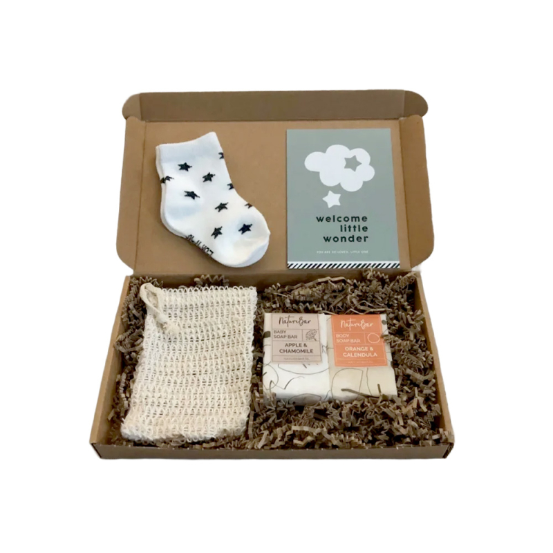 Brievenbuspakketje baby blauw met sokjes en zeep voor baby en ouders.