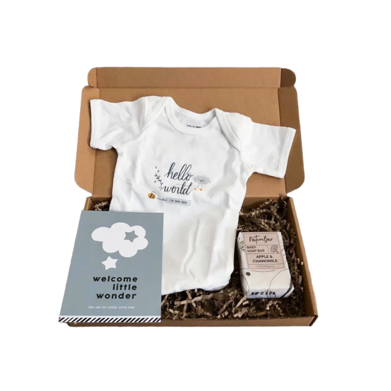 Brievenbuspakketje met rompertje, zeep voor de baby en blauwe kaart.