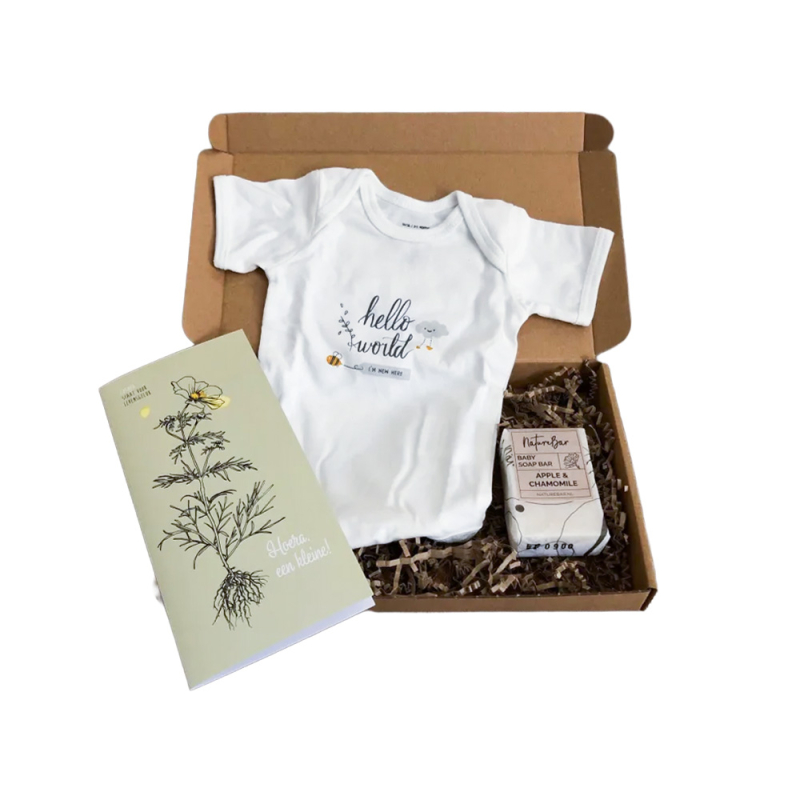 Brievenbuspakketje met rompertje, zeep voor de baby en bloemzaadjes kaart.