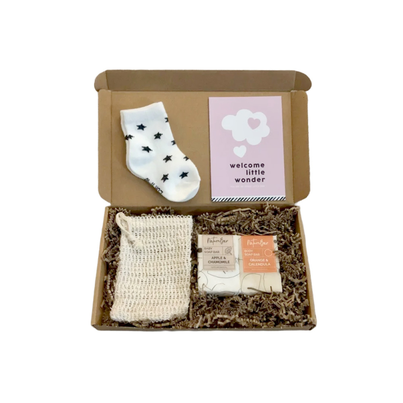 Brievenbuspakketje baby roze met sokjes en zeep voor baby en ouders.