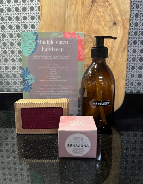 DIY handzeep pakket Cerise met hand crème